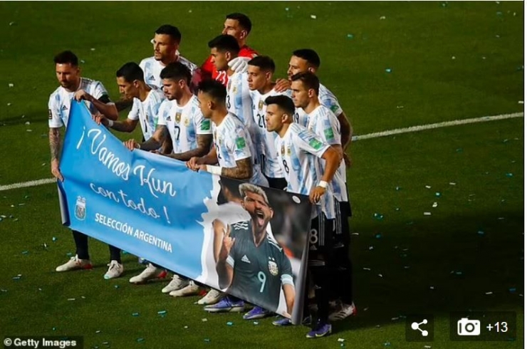  (Spanduk dukungan untuk Aguero dari pemain Argentina / sumber foto Dailymail.co.uk)