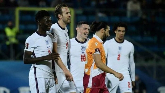 Harry Kane (paling tinggi) mencetak quattrick kala Inggris membantai San Marino 10-0, Selasa (16/11) (sumber  : aceh.tribunnews.com)