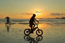 Menyewa sepeda untuk menyusuri bibir pantai (sumber : website Indonesia Travel)