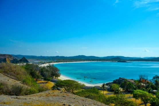 Pemandangan biru laut yang indah (sumber : website Indonesia Travel)