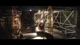 Bentuk lokasi set yang sama seperti bocornya adegan Spider-Man : No Way Home di internet. Sumber : Capture youtube Sony Pictures