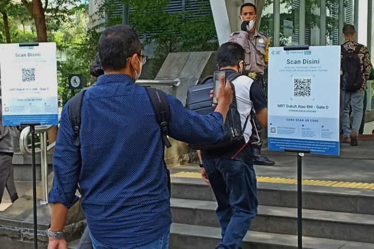 Proses scan QR Code PeduliLindungi di Stasiun MRT Dukuh Atas Jakarta (foto by widikurniawan)