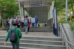 Sebelum masuk Stasiun MRT Jakarta, penumpang harus scan QR code PeduliLindungi (foto by widikurniawan)