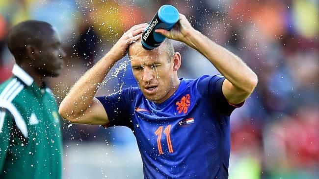 Arjen Robben menikmati guyuran water break di Piala Dunia 2014 (dok: AP Photo)