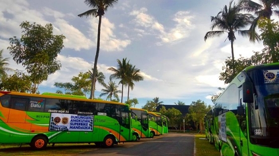 Deretan bus support WSBK berteduh di pepohonan rindang kompleks Masjid Nurul Bilad. Dokpri