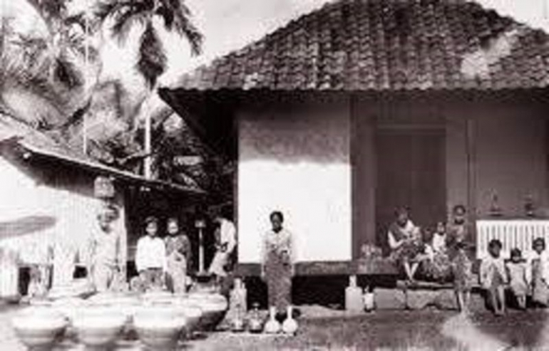 Pengrajin keramik Plered sedang menjemur hasil kerajinan tangan mereka. Foto pada masa Kolonial Hindia Belanda.Collectie Tropenmuseum