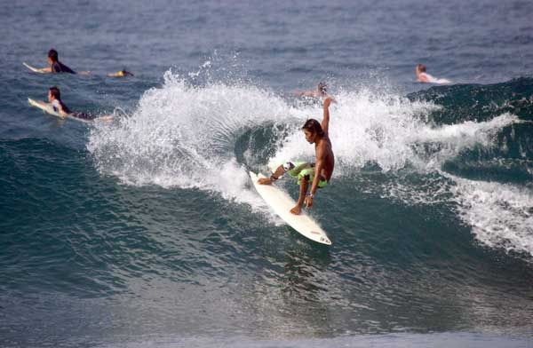 Surfing di Pantai Seger (lomboktraveling.co.id)