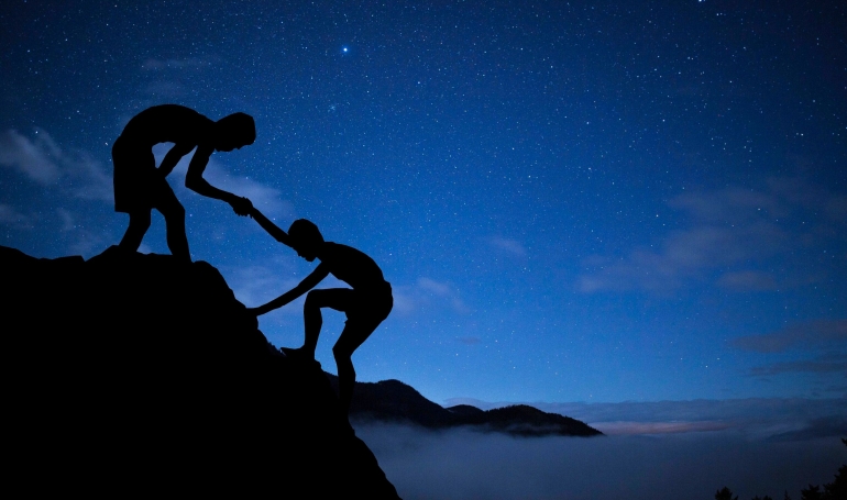 Ilustrasi orang baik yang saling tolong menolong. | sumber: pixabay