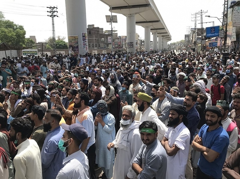 Anggota Tehreek-e-Labbaik (TLIP) sedang demo di jalanan di Pakistan. | Sumber: Voice of America via Wikimedia