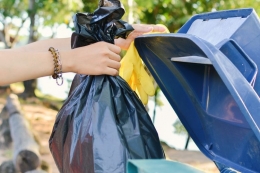 Ilustrasi sampah, membuang sampah, memilah dan pengeloaan sampah (Sumber: Shutterstock via megapolitan.kompas.com)