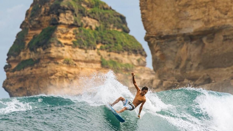 selancar di pantai Gerupuk - Mandalika Instagram @ronnyvalstad 