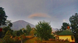 Salah satu foto pagi saya di kawasan TNG Rinjani. Spot badai Lenticular dan purnama tampak samar. Dokpri