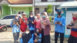 Mahasiswa KKN berbagi masker gratis/dokpri