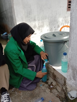 Mahasiswa KKN-PPM Unimal membuat sabun cuci piring untuk para warga gampong Meunasah dayah/Dokpri