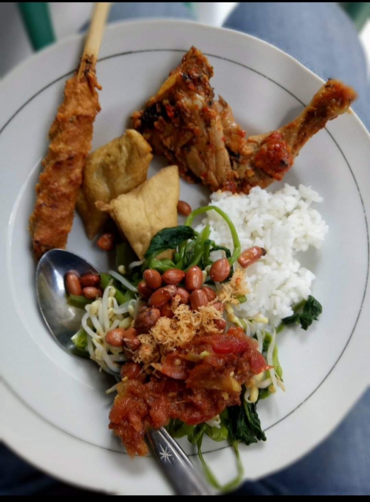 Kuliner Khas Pulau Lombok: Plecing Kangkung, Ayam Taliwang, Sate Lilit (Dok. Pribadi)