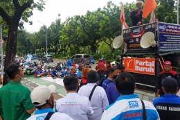 Serikat pekerja unjuk rasa di depan Balai Kota Jakarta, menuntut kenaikkan UMP Jakarta 2022 sebesar 7-10 persen.(KOMPAS.com / VITORIO MANTALEAN)