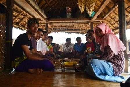 Bersama pegiat literasi Rinjani di Desa Bayan, KLU (Foto Ahyar ros)