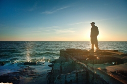 Ilustrasi Lelaki dan Pantai (Foto oleh Alexandr Podvalny dari Pexels)