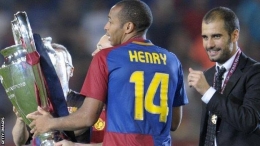 Hendry memegang piala liga champions bersama pelatih Pep Guardiola | (dok: gettyimages.com via bbc.co.uk)