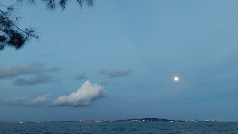 Puisi Sauh Itu Bernama Perpisahan - Teluk Balikpapan dilihat dari Pantai Sipakario Penajam / Dokpri @ams99
