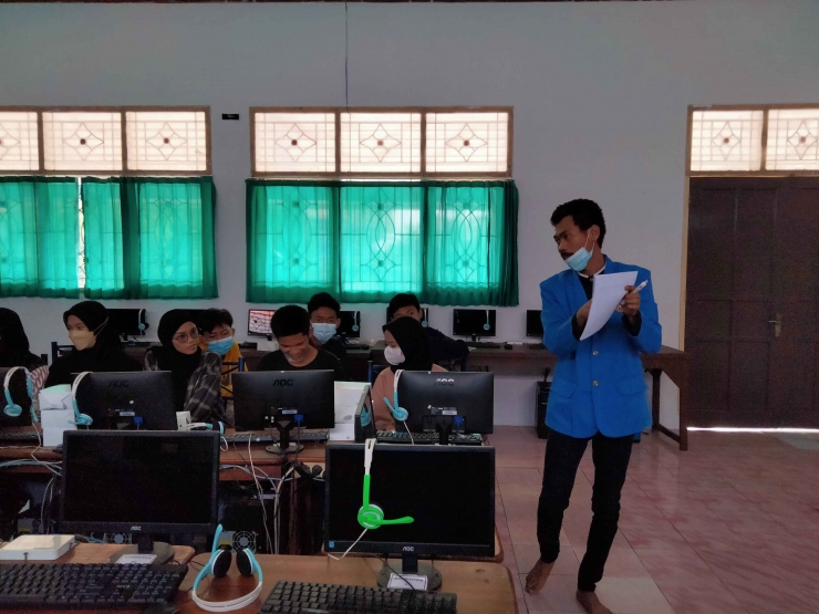 Foto 1. Pemberian Materi Kepada Peserta