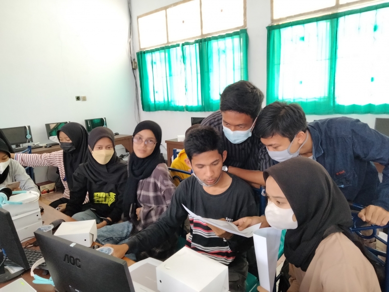 Foto 2. Peserta Melakukan Konfigurasi Alat