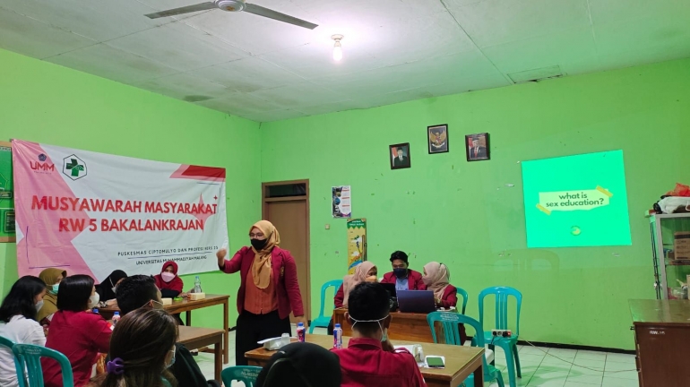 pemaparan-materi-oleh-mahasiswa-profesi-ners-umm-61976d9306310e31ae07dcb2.jpeg