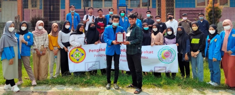 Foto 6. Penyerahan Plakat