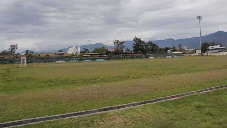 Stadion Pendidikan dengan latar belakang pegunungan Jayawijaya (dok: konijayawijaya.org)