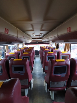 Interior bus kelas eksekutif dengan konfigurasi kursi 2-2, dilengkapi leg rest dan AVOD. (Foto: Abel Pramudya)