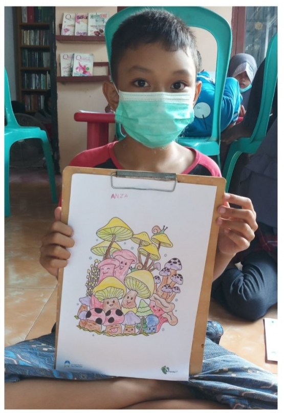 Anza, ketika mengikuti kelas menggambar dan mewarnai di TBM Sou Mpelava/dokpri