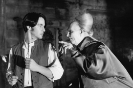 Keanu Reeves dan Gary Oldman dalam film horor legendaris Bram Stokers Dracula (1992).| Sumber: American Zoetrope via Kompas.com 