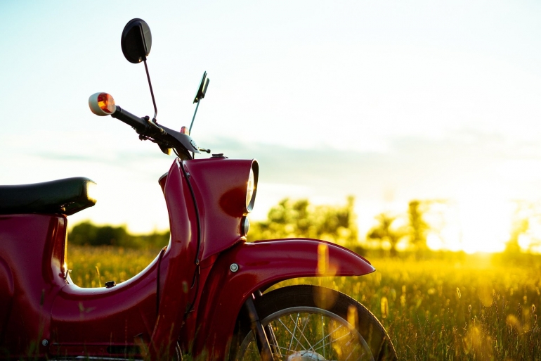 Ilustrasi scooter merah marun (Foto dmncwndrlch Via Pixabay)