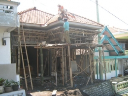 Para tukang membangun rumah warga Ngadisari. Foto: Dok. Pribadi