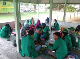 Mahasiswa KKN-PPM Unimal mengajarkan anak-anak kerajinan tangan dari kain perca/dokpri