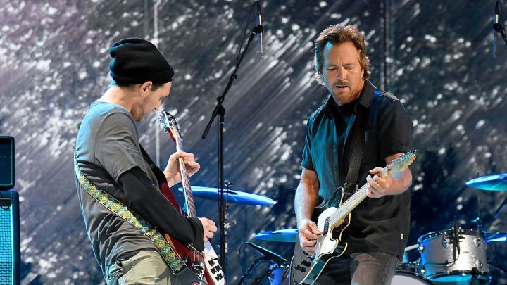 Eddie Vedder bersama gitaris Josh Klinghoffer saat pentas di  konser VAX LIVE | guitarworld.com