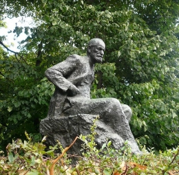 Patung Sigmund Freud di London, Inggris Raya. Freud mengasingkan diri di kota ini jelang akhir hidupnya demi menghindari persekusi Nazi. (Foto: Wikime
