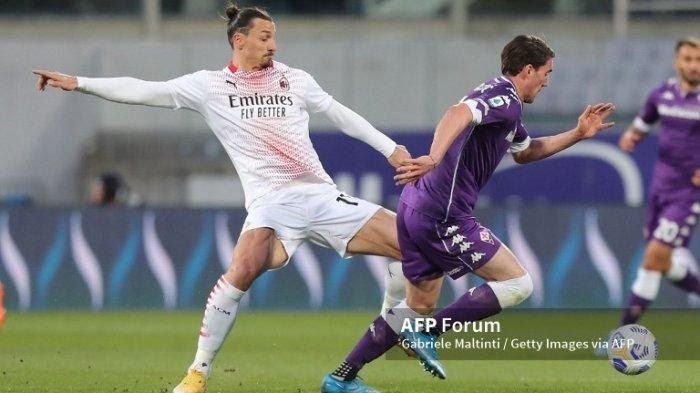 Duel Zlatan Ibrahimovic dan Dusan Vlahovic.Foto:Gabriele Maltente/AFP/Getty Images/tribunnews.com