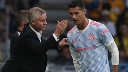 Ole memberikan instruksi kepada Cristiano Ronaldo/foto: rte.ie