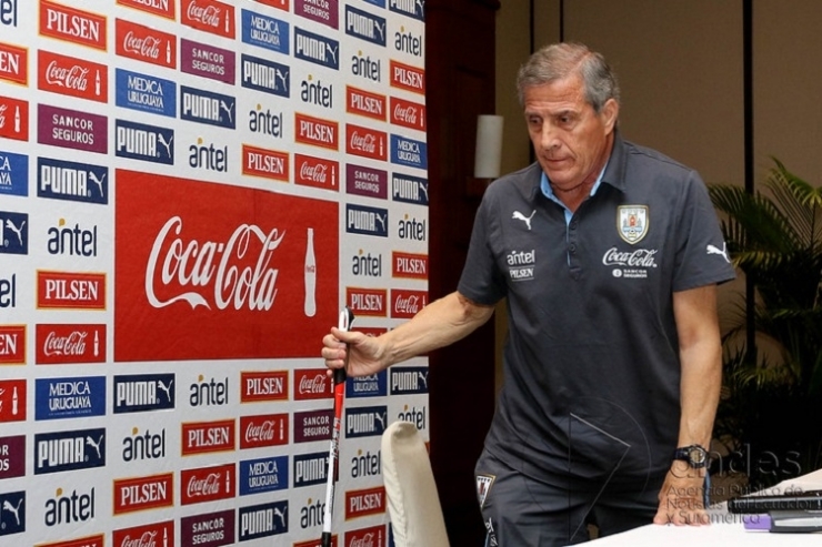 Oscar Tabarez, pelatih berusia 74 tahun ini resmi dipecat setelah 15 tahun melatih tim nasional Uruguay. Sumber: César Muñoz/Andes via Flickr.com