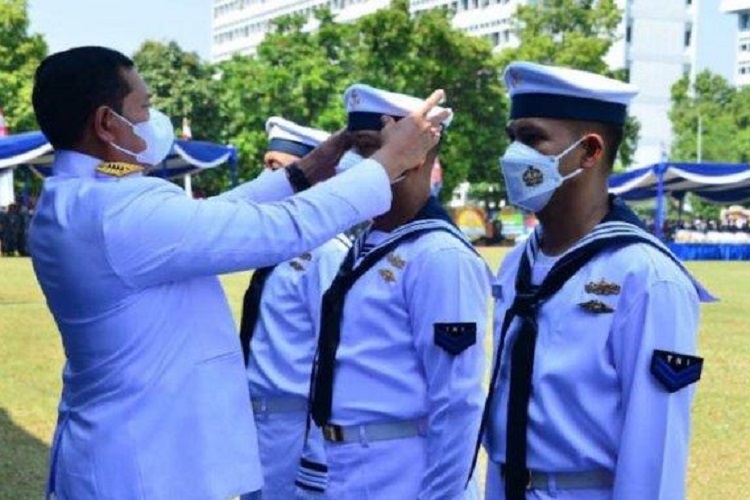 Kasal Laksamana Yudo Margono memasang topi kelasi baru kepada perwakilan tamtama TNI AL. Sumber: TNI AL/Tribunnews.com