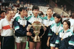 Verawaty Fadjrin bersama tim Indonesia juara Piala Sudirman 1989/ foto: historia.id