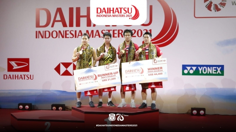 Sumber foto : badminton.ina/akun twitter | Ilustrasi Podium juara Ganda Putra Indonesia Master 2021