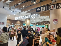 Suasana pengunjung di Aeon Mall, Tanjung Barat, Jakarta Selatan. Minggu (21/11/2021) pukul 17:38 WIB.