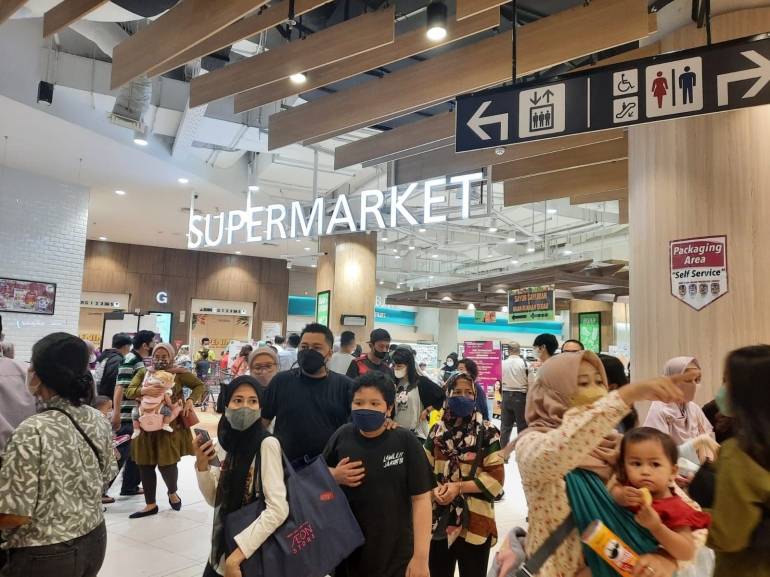 Suasana pengunjung di Aeon Mall, Tanjung Barat, Jakarta Selatan. Minggu (21/11/2021) pukul 17:38 WIB.