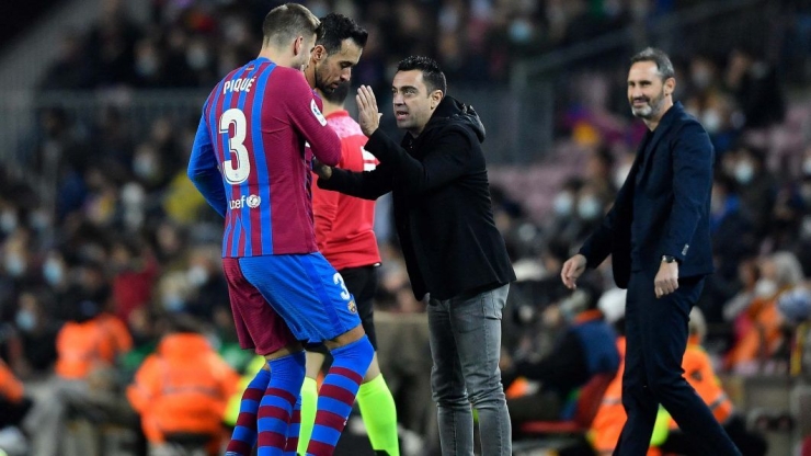Xavi memberikan instruksi kepada Pique saat Barcelona menghadapi Espanyol di Liga Spanyol, Sabtu (20/11) malam waktu setempat/Photo Pau BARRENA/AFP 