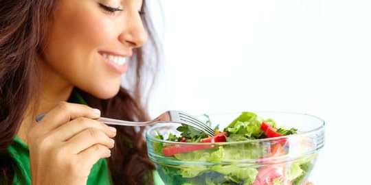 Makan Salad Buah Untuk Pola Hidup Sehat. Sumber Merdeka.com