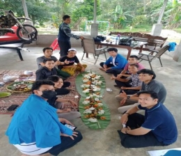 Gambar 6. Tim PKM makan siang bersama dengan pengurus Pondok/Dokpri