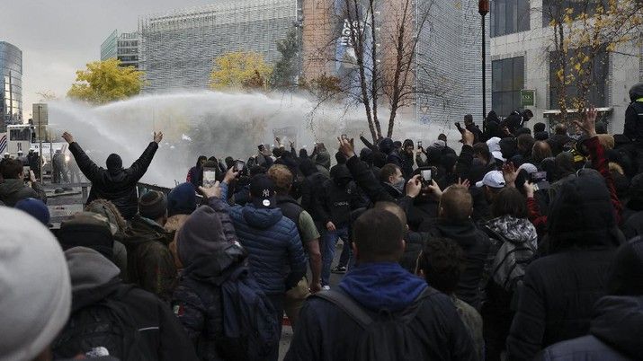 Protes pemberlakuan lock down akibat gelombang ke-4 Covid 19 di Belgia ((AP Photo/Olivier Matthys) 