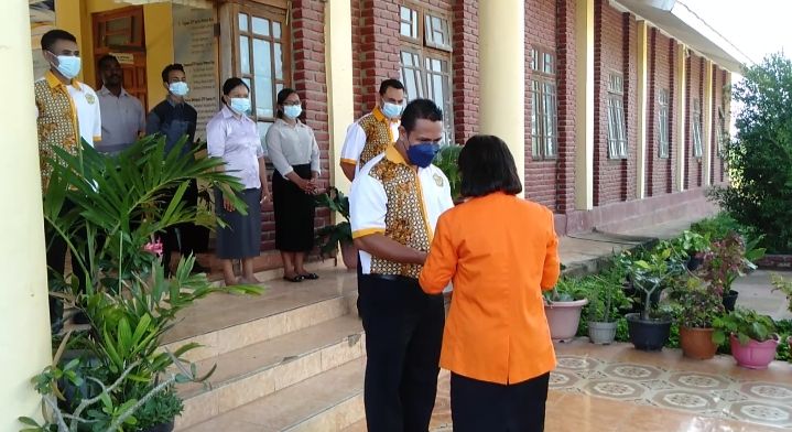 Angela Londi Aseng mendapat ucapan selamat dari Dosen Pembimbing Akademiknya (Dokpri)